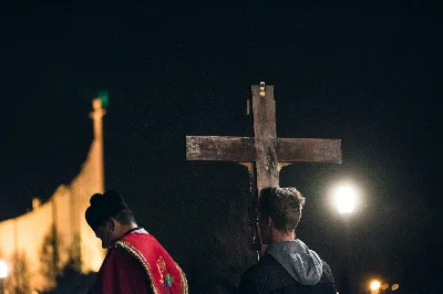 W piątek 5.04.2019 r. o godz. 20.00 odbyła się Droga Krzyżowa w Parku Papieskim. Nabożeństwu przewodniczył ks. Marcin Pater. fot. Dariusz Kamiński