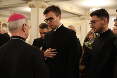 W liturgiczne wspomnienie św. Jana Apostoła (27 grudnia) w katedrze rzeszowskiej celebrowano Eucharystię, której przewodniczył bp Jan Wątroba. Mszę św. koncelebrował abp Edward Nowak, bp Edward Białogłowski, a także ok. 60 kapłanów, którzy wraz z przedstawicielami wspólnot, stowarzyszeń i instytucji modlili się w intencji Biskupa Rzeszowskiego z okazji jego imienin.
Homilię wygłosił ks. Janusz Kosior, proboszcz parafii pw. św. Jadwigi Królowej w Rzeszowie.
Na zakończenie Mszy św. bp Jan Wątroba podziękował za modlitwę i życzenia. 
fot. ks. Jakub Oczkowicz
