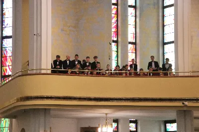 W niedzielę, 16 listopada, w Katedrze pw. Najświętszego Serca Pana Jezusa w Rzeszowie odbyła się uroczysta Msza Święta z okazji jubileuszu 40-lecia Katedralnego Chóru Chłopięco-Męskiego „Pueri Cantores Resovienses”. Eucharystii przewodniczył ks. Krzysztof Gołąbek, proboszcz Katedry.

Pod batutą Aleksandry Fiołek-Matuszewskiej oraz chórzysty Marcelego Kyca chór wykonał kilka utworów ze swojego repertuaru, wypełniając Katedrę pięknem muzyki sakralnej.

Wyjątkowym momentem było przyjęcie dziesięciu chłopców do grona chórzystów. W asyście prezesa chóru, Ryszarda Bieńka, młodzi śpiewacy złożyli uroczyste przyrzeczenie godnego reprezentowania chóru, Katedry Rzeszowskiej i miasta.

Radość przeżywały także dzieci przygotowujące się do I Komunii Świętej, które podczas Mszy Świętej otrzymały swoje pierwsze modlitewniki. W homilii ks. Julian Wybraniec, duszpasterz chóru z ramienia bpa Jana Wątroby, przypomniał o znaczeniu modlitewnika w życiu każdego chrześcijanina.

Przed nami kolejna uroczystość! Już 24 listopada o godz. 18.00 w Instytucie Teologiczno-Pastoralnym w Rzeszowie odbędzie się wyjątkowy koncert jubileuszowy. 

fot. Patrycja Pelczar Reszko