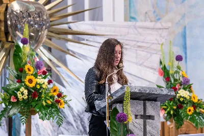 Tegoroczne czerwcowe Nabożeństwo Fatimskie rozpoczęło się o godz. 18:30 odśpiewaniem Litanii do Najświętszego Serca Pana Jezusa oraz przedstawieniem próśb i podziękowań do Matki Bożej Fatimskiej. O godz. 19:00 miała miejsce uroczysta Msza Święta, której przewodniczył i homilię wygłosił ks. Tadeusz Pindara - proboszcz parafii Matki Bożej Częstochowskiej z Rzeszowa (Drabinianka). Ze względu na niekorzystne warunki atmosferyczne zrezygnowano z procesji z figurą Matki Bożej i relikwiami dzieci fatimskich, która tradycyjnie odbywa się na placu przed katedrą. Wierni składali swoje intencje przy figurze Matki Bożej Fatimskiej w modlitwie różańcowej, którą poprowadzili przedstawiciele parafii pw. Miłosierdzia Bożego w Rzeszowie wraz z ks. Tomaszem Baciem – proboszczem tejże parafii. W posługę muzyczną podczas Eucharystii włączył się chór „Alba Cantans” pod dyrekcją Kornelii Ignas z parafii pw. Bożego Miłosierdzia w Rzeszowie oraz orkiestra dęta prowadzona przez Tadeusza Cielaka. Wieczór poświęcony Matce Bożej Fatimskiej zakończyło wspólne odśpiewanie Apelu Jasnogórskiego, po którym jeszcze przez godzinę trwała adoracja Najświętszego Sakramentu. Uroczystość w katedrze licznie zgromadziła wiernych czcicieli Matki Bożej Fatimskiej. Kolejne Nabożeństwa Fatimskie odbędą się w każdy 13. dzień miesiąca do października i będą transmitowane przez Katolickie Radio VIA. fot. Joanna Prasoł