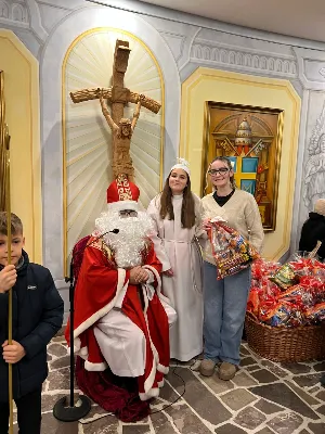 6 grudnia św. Mikołaj przybył także do naszej Katedry. Nie przyszedł z pustymi rękami. Obdarował grzeczne dzieci prezentami i porozmawiał z każdym, kto do niego podszedł. Przekazujemy pozdrowienia od św. Mikołaja dla całej parafii i obietnicę wizyty w przyszłym roku.