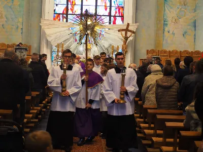 W I Niedzielę Adwentu, podczas uroczystej Mszy Świętej o godzinie 12:00 w rzeszowskiej katedrze, bp Jan Wątroba włączył czterech kleryków z roku V do grona kandydatów bezpośrednio przygotowujących się do sakramentu święceń. Wybrani zostali: Marek, Krzysztof, Przemysław i Kacper.
Gratulujemy i pamiętamy w modlitwie o przyszłych kapłanach! 
fot. WSD Rzeszów