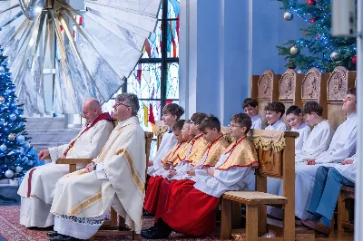 W niedzielę 11 stycznia 2026 r., na zakończenie rodzinnej Mszy Świętej o godz. 12.00, odbyło się uroczyste podsumowanie roku formacyjnego Liturgicznej Służby Ołtarza Katedry Rzeszowskiej.

Statuetkę Złotego Ministranta otrzymali Karol Kowalski oraz Dawid Pruchnicki.
Statuetkę Srebrnego Ministranta otrzymał Piotr Warzybok.
Statuetkę Brązowego Ministranta otrzymał Paweł Górka.

Wszystkim nagrodzonym serdecznie gratulujemy, a pozostałych ministrantów zachęcamy do dalszej, wytrwałej i gorliwej służby przy ołtarzu.

Serdecznie dziękujemy osobom i firmom wspierającym działalność Liturgicznej Służby Ołtarza:
– Państwu Jolancie i Sławomirowi Zawidlakom (Majstal – cięcie laserowe),
– Państwu Sylwii i Łukaszowi Kowalskim (drukowalscy.pl) za przygotowanie projektu i ufundowanie statuetek,
– Państwu Annie i Sławomirowi Wilkom (Matteo Travel – Biuro Podróży) za wsparcie finansowe, które umożliwia ministrantom nieodpłatne korzystanie z hali sportowej.

Wyrażamy wdzięczność wszystkim parafianom, którzy w uroczystość Objawienia Pańskiego zakupili „kadzidło”, wspierając w ten sposób Fundusz Ministrancki.

Dziękujemy przede wszystkim ks. Pawłowi Wójcikowi za codzienną troskę, opiekę i formację Liturgicznej Służby Ołtarza.

Zapraszamy wszystkich chłopców, którzy chcieliby dołączyć do grona Liturgicznej Służby Ołtarza. Służba przy ołtarzu to piękna droga pogłębiania wiary, nauki odpowiedzialności oraz współtworzenia piękna liturgii.

Fot. Joanna Prasoł