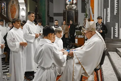 W sobotę, 15 listopada 2025 r., w Sanktuarium św. Józefa w Rzeszowie aż 205 ministrantów z całej diecezji otrzymało błogosławieństwo do pełnienia funkcji lektora. Wśród nich znalazło się dziesięciu przedstawicieli naszej parafii – 9 chłopców i 1 dorosły mężczyzna.

Podczas uroczystości Ks. Bp Kazimierz Górny przypomniał, jak odpowiedzialna jest rola tych, którzy proklamują Słowo Boże. Podkreślił, że liczy się nie tylko piękna dykcja i postawa liturgiczna, ale również godne, chrześcijańskie życie na co dzień.

Nowi lektorzy z naszej parafii to: Wojciech, Paweł, Piotr, Wojciech, Dawid, Damian, Dawid, Michał, Olaf, Aleksander.

Składamy serdeczne gratulacje nowym lektorom, ich rodzicom oraz ks. Pawłowi Wójcikowi – opiekunowi LSO! Niech zapał i gotowość do służby sprawią, że ich posługa Słowa będzie umacniać całą naszą wspólnotę.

fot. ks. Jakub Oczkowicz, Łukasz Lewandowski, Wiktor Woliński