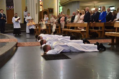 7 czerwca 2025 r. w katedrze rzeszowskiej czterej diakoni przyjęli święcenia kapłańskie z rąk bp. Jana Wątroby. Nowymi kapłanami zostali: ks. Andrzej Feret, ks. Adam Guzik, ks. Wojciech Ożóg i ks. Dominik Sobczyk. Uroczystość zgromadziła blisko 50 kapłanów oraz licznych wiernych. fot. ks. Jakub Oczkowicz