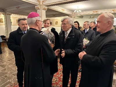 W liturgiczne wspomnienie św. Jana Apostoła (27.12.) w katedrze rzeszowskiej celebrowano Eucharystię, której przewodniczył bp Jan Wątroba. Mszę św. koncelebrował bp Edward Białogłowski, a także ok. 60 kapłanów, którzy wraz z przedstawicielami wspólnot, stowarzyszeń i instytucji modlili się w intencji Biskupa Rzeszowskiego z okazji jego imienin. Homilię wygłosił ks. Tomasz Nowak, proboszcz parafii pw. Świętego Krzyża w Rzeszowie, który pełni również funkcję dziekana dekanatu Rzeszów-Fara oraz wicedyrektora Katolickiego Radia Via. Na zakończenie Mszy św. bp Jan Wątroba podziękował za modlitwę i życzenia.