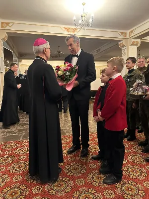 W liturgiczne wspomnienie św. Jana Apostoła (27.12.) w katedrze rzeszowskiej celebrowano Eucharystię, której przewodniczył bp Jan Wątroba. Mszę św. koncelebrował bp Edward Białogłowski, a także ok. 60 kapłanów, którzy wraz z przedstawicielami wspólnot, stowarzyszeń i instytucji modlili się w intencji Biskupa Rzeszowskiego z okazji jego imienin. Homilię wygłosił ks. Tomasz Nowak, proboszcz parafii pw. Świętego Krzyża w Rzeszowie, który pełni również funkcję dziekana dekanatu Rzeszów-Fara oraz wicedyrektora Katolickiego Radia Via. Na zakończenie Mszy św. bp Jan Wątroba podziękował za modlitwę i życzenia.