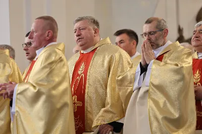 „Eucharystia powinna nas prowadzić do odkrycia kapłańskiej misji Ludu Bożego, kapłańskiej misji każdego z nas” – powiedział Biskup Rzeszowski podczas Mszy Wieczerzy Pańskiej, której przewodniczył w katedrze rzeszowskiej w Wielki Czwartek, 2 kwietnia 2026 r.

Podczas uroczystej liturgii Wielkiego Czwartku w katedrze rzeszowskiej, której przewodniczył bp Jan Wątroba, wierni zostali zaproszeni do refleksji nad tajemnicą Eucharystii, kapłaństwa oraz powołania całego Ludu Bożego do udziału w misji Chrystusa. Na zakończenie homilii biskup zachęcił do szczególnej modlitwy za kapłanów, zwłaszcza tych przeżywających trudności i kryzysy. „Panie Jezu, dobry pasterzu i towarzyszu wędrówki, dziś powierzamy Ci wszystkich kapłanów, ale zwłaszcza tych, którzy przechodzą chwilę kryzysu” – powiedział Biskup Rzeszowski. Wezwał także wspólnotę wiernych do troski o kapłanów poprzez modlitwę, życzliwość i wsparcie.

Wielkoczwartkowa liturgia w katedrze rzeszowskiej stała się nie tylko dziękczynieniem za dar Eucharystii i kapłaństwa, ale także wezwaniem do odnowienia świadomości odpowiedzialności każdego wiernego za życie Kościoła i świadectwo wiary w świecie. fot. ks. Jakub Oczkowicz