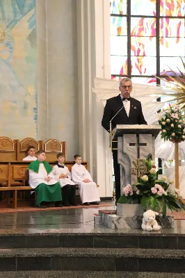 W niedzielę, 16 listopada, w Katedrze pw. Najświętszego Serca Pana Jezusa w Rzeszowie odbyła się uroczysta Msza Święta z okazji jubileuszu 40-lecia Katedralnego Chóru Chłopięco-Męskiego „Pueri Cantores Resovienses”. Eucharystii przewodniczył ks. Krzysztof Gołąbek, proboszcz Katedry.

Pod batutą Aleksandry Fiołek-Matuszewskiej oraz chórzysty Marcelego Kyca chór wykonał kilka utworów ze swojego repertuaru, wypełniając Katedrę pięknem muzyki sakralnej.

Wyjątkowym momentem było przyjęcie dziesięciu chłopców do grona chórzystów. W asyście prezesa chóru, Ryszarda Bieńka, młodzi śpiewacy złożyli uroczyste przyrzeczenie godnego reprezentowania chóru, Katedry Rzeszowskiej i miasta.

Radość przeżywały także dzieci przygotowujące się do I Komunii Świętej, które podczas Mszy Świętej otrzymały swoje pierwsze modlitewniki. W homilii ks. Julian Wybraniec, duszpasterz chóru z ramienia bpa Jana Wątroby, przypomniał o znaczeniu modlitewnika w życiu każdego chrześcijanina.

Przed nami kolejna uroczystość! Już 24 listopada o godz. 18.00 w Instytucie Teologiczno-Pastoralnym w Rzeszowie odbędzie się wyjątkowy koncert jubileuszowy. 

fot. Patrycja Pelczar Reszko