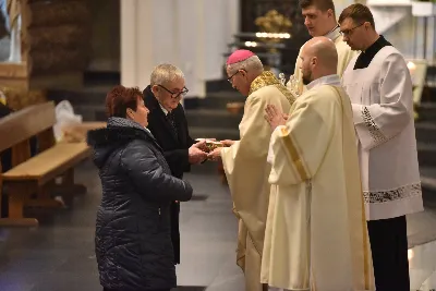 W liturgiczne wspomnienie św. Jana Apostoła (27 grudnia) w katedrze rzeszowskiej celebrowano Eucharystię, której przewodniczył bp Jan Wątroba. Mszę św. koncelebrował abp Edward Nowak, bp Edward Białogłowski, a także ok. 60 kapłanów, którzy wraz z przedstawicielami wspólnot, stowarzyszeń i instytucji modlili się w intencji Biskupa Rzeszowskiego z okazji jego imienin.
Homilię wygłosił ks. Janusz Kosior, proboszcz parafii pw. św. Jadwigi Królowej w Rzeszowie.
Na zakończenie Mszy św. bp Jan Wątroba podziękował za modlitwę i życzenia. 
fot. ks. Jakub Oczkowicz
