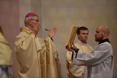 Uroczystej liturgii w uroczystość Objawienia Pańskiego w katedrze rzeszowskiej przewodniczył bp Jan Wątroba. W koncelebrze wziął udział bp Kazimierz Górny oraz kilkudziesięciu kapłanów. Szczególną intencją Eucharystii była modlitwa za bp. Kazimierza Górnego, obchodzącego 40. rocznicę sakry biskupiej oraz za bp. Edwarda Białogłowskiego, który święcenia biskupie przyjął 37 lat temu.
Na początku liturgii przedstawiciele parafii przekazali życzenia Biskupom Seniorom. Po odczytaniu Ewangelii, zgodnie z dawnym zwyczajem, wygłoszono Anuncjacę, czyli ogłoszenie dat Świąt Paschalnych i innych świąt ruchomych w bieżącym roku liturgicznym. Obrzęd ten ma na celu przypomnienie, że całe życie chrześcijanina i liturgia Kościoła, zmierzają ku najważniejszej tajemnicy, Paschy Chrystusa. Podczas liturgii, zgodnie ze świątecznym zwyczajem, pobłogosławiono kredę i kadzidło.
Na zakończenie Mszy św. bp Kazimierz Górny podziękował uczestnikom liturgii za wspólną modlitwę i przekazane życzenia. fot. ks. Jakub Oczkowicz