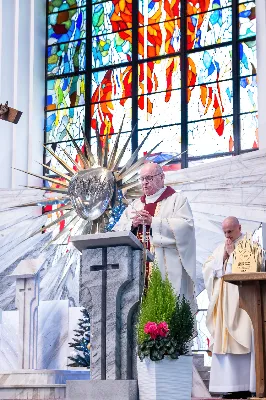 W niedzielę 11 stycznia 2026 r., na zakończenie rodzinnej Mszy Świętej o godz. 12.00, odbyło się uroczyste podsumowanie roku formacyjnego Liturgicznej Służby Ołtarza Katedry Rzeszowskiej.

Statuetkę Złotego Ministranta otrzymali Karol Kowalski oraz Dawid Pruchnicki.
Statuetkę Srebrnego Ministranta otrzymał Piotr Warzybok.
Statuetkę Brązowego Ministranta otrzymał Paweł Górka.

Wszystkim nagrodzonym serdecznie gratulujemy, a pozostałych ministrantów zachęcamy do dalszej, wytrwałej i gorliwej służby przy ołtarzu.

Serdecznie dziękujemy osobom i firmom wspierającym działalność Liturgicznej Służby Ołtarza:
– Państwu Jolancie i Sławomirowi Zawidlakom (Majstal – cięcie laserowe),
– Państwu Sylwii i Łukaszowi Kowalskim (drukowalscy.pl) za przygotowanie projektu i ufundowanie statuetek,
– Państwu Annie i Sławomirowi Wilkom (Matteo Travel – Biuro Podróży) za wsparcie finansowe, które umożliwia ministrantom nieodpłatne korzystanie z hali sportowej.

Wyrażamy wdzięczność wszystkim parafianom, którzy w uroczystość Objawienia Pańskiego zakupili „kadzidło”, wspierając w ten sposób Fundusz Ministrancki.

Dziękujemy przede wszystkim ks. Pawłowi Wójcikowi za codzienną troskę, opiekę i formację Liturgicznej Służby Ołtarza.

Zapraszamy wszystkich chłopców, którzy chcieliby dołączyć do grona Liturgicznej Służby Ołtarza. Służba przy ołtarzu to piękna droga pogłębiania wiary, nauki odpowiedzialności oraz współtworzenia piękna liturgii.

Fot. Joanna Prasoł