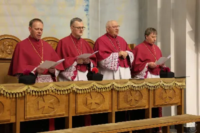 We wtorek 24 marca, w Katedrze Rzeszowskiej o godz. 19.00 podczas I Nieszporów Uroczystości Zwiastowania Pańskiego odbył się obrzęd wprowadzenia nowych kanoników Kapituły Katedralnej w Rzeszowie. Liturgii Nieszporów przewodniczył ks. Krzysztof Gołąbek, proboszcz Katedry i prepozyt Kapituły Katedralnej. Do grona kanoników katedralnych dołączyli: ks. dr Stanisław Kamiński, Wikariusz Biskupi ds. Życia Konsekrowanego oraz proboszcz parafii św. Józefa w Głogowie Małopolskim, ks. Jacek Szczęch, proboszcz parafii Matki Bożej Nieustającej Pomocy i św. Floriana w Rzeszowie oraz wykładowca w Instytucie Wyższych Studiów Teologicznych w Rzeszowie, ks. dr Lucjan Dyka, proboszcz parafii pw. św. Józefa Sebastiana Pelczara w Rzeszowie oraz wykładowca w Diecezjalnym Studium Organistowskim w Rzeszowie, ks. dr Piotr Potyrała, Dyrektor Caritas Diecezji Rzeszowskiej. fot. ks. Jakub Oczkowicz