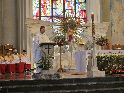 Przez trzy soboty z rzędu 12 ministrantów z naszego dekanatu uczestniczyło w kursie lektorskim. Kurs zorganizował ks. Paweł Wójcik - wikariusz katedralny. Podczas spotkań formacyjnych chłopcy mieli uświadomić sobie, jak odpowiedzialna jest ich rola. Prelegenci kładli nacisk na fakt, że ważne są nie tylko poprawna dykcja, właściwa postawa liturgiczna, ale także odpowiednie zachowanie w codziennym życiu. Na koniec kursu odbył się egzamin z poprawnego czytania przeprowadzony przez p. Euzebiusza Sławika, który od wielu lat prowadzi zajęcia fonetyczne z przyszłymi lektorami. Zwieńczeniem kursu była wspólna Eucharystia w Katedrze z udziałem księży opiekunów i rodziców. Dziękujemy wszystkim, którzy zaangażowali się w przeprowadzenie tego kursu: p. Euzebiuszowi, ks. Rafałowi, ks. Szczepanowi i ks. Julianowi – wikariuszom Katedry, oraz ks. Arkadiuszowi Królowi za wygłoszone słowo Boże podczas Eucharystii. Gratulujemy zarówno rodzicom jak i samym nowym lektorom mając nadzieję, że pełni zapału i chęci do pracy będą służyć w naszej wspólnocie poprzez proklamację słowa Bożego.