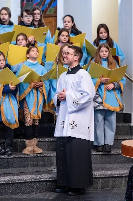 W niedzielę 11 stycznia 2026 r., na zakończenie rodzinnej Mszy Świętej o godz. 12.00, odbyło się uroczyste podsumowanie roku formacyjnego Liturgicznej Służby Ołtarza Katedry Rzeszowskiej.

Statuetkę Złotego Ministranta otrzymali Karol Kowalski oraz Dawid Pruchnicki.
Statuetkę Srebrnego Ministranta otrzymał Piotr Warzybok.
Statuetkę Brązowego Ministranta otrzymał Paweł Górka.

Wszystkim nagrodzonym serdecznie gratulujemy, a pozostałych ministrantów zachęcamy do dalszej, wytrwałej i gorliwej służby przy ołtarzu.

Serdecznie dziękujemy osobom i firmom wspierającym działalność Liturgicznej Służby Ołtarza:
– Państwu Jolancie i Sławomirowi Zawidlakom (Majstal – cięcie laserowe),
– Państwu Sylwii i Łukaszowi Kowalskim (drukowalscy.pl) za przygotowanie projektu i ufundowanie statuetek,
– Państwu Annie i Sławomirowi Wilkom (Matteo Travel – Biuro Podróży) za wsparcie finansowe, które umożliwia ministrantom nieodpłatne korzystanie z hali sportowej.

Wyrażamy wdzięczność wszystkim parafianom, którzy w uroczystość Objawienia Pańskiego zakupili „kadzidło”, wspierając w ten sposób Fundusz Ministrancki.

Dziękujemy przede wszystkim ks. Pawłowi Wójcikowi za codzienną troskę, opiekę i formację Liturgicznej Służby Ołtarza.

Zapraszamy wszystkich chłopców, którzy chcieliby dołączyć do grona Liturgicznej Służby Ołtarza. Służba przy ołtarzu to piękna droga pogłębiania wiary, nauki odpowiedzialności oraz współtworzenia piękna liturgii.

Fot. Joanna Prasoł