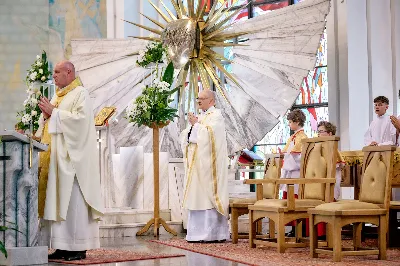 Maj to dla wielu najpiękniejszy miesiąc w roku. W liturgii Kościoła szczególnie wtedy czcimy Maryję oraz radujemy się ze Zmartwychwstania Pańskiego.
W niedzielę 12 maja w naszej Katedrze dzieci z klas III doświadczyły równie wielkiej radości po raz pierwszy w pełni uczestnicząc we Mszy Świętej. To niezwykłe spotkanie z Chrystusem w Komunii Świętej zostało poprzedzone przygotowaniem poprzez katechezy w szkole i spotkania w parafii, a także spowiedzią.
Poprzez niedzielną Eucharystie o godz. 12.00 celebrowaną przez ks. Krzysztofa Gołąbka, proboszcza naszej Katedry, 78 dzieci rozpoczęło wielką przygodę z Jezusem ukrytym w Najświętszym Sakramencie. Towarzyszyli im rodzice, którzy wraz ze swoimi dziećmi przygotowywali się do tego wydarzenia, a także najbliższa rodzina. Posługę w liturgii Mszy Świętej pełniły dzieci pierwszokomunijne oraz ich rodzice.
Wielka radość serc dzieci komunijnych promieniowała na wszystkich uczestników Mszy Świętej i przypominała zebranym na liturgii, że spotkanie z Jezusem Eucharystycznym to przywilej i wielkie szczęście. Czas tej wielkiej radości został przedłużony przez „Biały Tydzień”, w którym dzieci uczestniczyły w wieczornej Eucharystii, przyjmując Jezusa do swoich serc. 
Wszystkim dzieciom, które w tym roku przeżywały swoją Pierwszą Komunię Świętą, życzymy, aby nie gasł w nich zapał do poznawania Jezusa i Jego nauki, a radość, jaka towarzyszyła tym dniom, była nieodłączną towarzyszką ich spotkań z Jezusem w Eucharystii. A s. Julicie i ks. Julianowi dziękujemy za serce włożone w przygotowanie dzieci do tego wielkiego wydarzenia.
 
fot. Fotografia-64 Wacław Patro