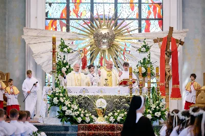 Maj to dla wielu najpiękniejszy miesiąc w roku. W liturgii Kościoła szczególnie wtedy czcimy Maryję oraz radujemy się ze Zmartwychwstania Pańskiego.
W niedzielę 12 maja w naszej Katedrze dzieci z klas III doświadczyły równie wielkiej radości po raz pierwszy w pełni uczestnicząc we Mszy Świętej. To niezwykłe spotkanie z Chrystusem w Komunii Świętej zostało poprzedzone przygotowaniem poprzez katechezy w szkole i spotkania w parafii, a także spowiedzią.
Poprzez niedzielną Eucharystie o godz. 12.00 celebrowaną przez ks. Krzysztofa Gołąbka, proboszcza naszej Katedry, 78 dzieci rozpoczęło wielką przygodę z Jezusem ukrytym w Najświętszym Sakramencie. Towarzyszyli im rodzice, którzy wraz ze swoimi dziećmi przygotowywali się do tego wydarzenia, a także najbliższa rodzina. Posługę w liturgii Mszy Świętej pełniły dzieci pierwszokomunijne oraz ich rodzice.
Wielka radość serc dzieci komunijnych promieniowała na wszystkich uczestników Mszy Świętej i przypominała zebranym na liturgii, że spotkanie z Jezusem Eucharystycznym to przywilej i wielkie szczęście. Czas tej wielkiej radości został przedłużony przez „Biały Tydzień”, w którym dzieci uczestniczyły w wieczornej Eucharystii, przyjmując Jezusa do swoich serc. 
Wszystkim dzieciom, które w tym roku przeżywały swoją Pierwszą Komunię Świętą, życzymy, aby nie gasł w nich zapał do poznawania Jezusa i Jego nauki, a radość, jaka towarzyszyła tym dniom, była nieodłączną towarzyszką ich spotkań z Jezusem w Eucharystii. A s. Julicie i ks. Julianowi dziękujemy za serce włożone w przygotowanie dzieci do tego wielkiego wydarzenia.
 
fot. Fotografia-64 Wacław Patro