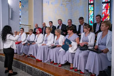 Tegoroczne czerwcowe Nabożeństwo Fatimskie rozpoczęło się o godz. 18:30 odśpiewaniem Litanii do Najświętszego Serca Pana Jezusa oraz przedstawieniem próśb i podziękowań do Matki Bożej Fatimskiej. O godz. 19:00 miała miejsce uroczysta Msza Święta, której przewodniczył i homilię wygłosił ks. Tadeusz Pindara - proboszcz parafii Matki Bożej Częstochowskiej z Rzeszowa (Drabinianka). Ze względu na niekorzystne warunki atmosferyczne zrezygnowano z procesji z figurą Matki Bożej i relikwiami dzieci fatimskich, która tradycyjnie odbywa się na placu przed katedrą. Wierni składali swoje intencje przy figurze Matki Bożej Fatimskiej w modlitwie różańcowej, którą poprowadzili przedstawiciele parafii pw. Miłosierdzia Bożego w Rzeszowie wraz z ks. Tomaszem Baciem – proboszczem tejże parafii. W posługę muzyczną podczas Eucharystii włączył się chór „Alba Cantans” pod dyrekcją Kornelii Ignas z parafii pw. Bożego Miłosierdzia w Rzeszowie oraz orkiestra dęta prowadzona przez Tadeusza Cielaka. Wieczór poświęcony Matce Bożej Fatimskiej zakończyło wspólne odśpiewanie Apelu Jasnogórskiego, po którym jeszcze przez godzinę trwała adoracja Najświętszego Sakramentu. Uroczystość w katedrze licznie zgromadziła wiernych czcicieli Matki Bożej Fatimskiej. Kolejne Nabożeństwa Fatimskie odbędą się w każdy 13. dzień miesiąca do października i będą transmitowane przez Katolickie Radio VIA. fot. Joanna Prasoł