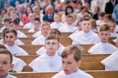 Maj to dla wielu najpiękniejszy miesiąc w roku. W liturgii Kościoła szczególnie wtedy czcimy Maryję oraz radujemy się ze Zmartwychwstania Pańskiego.
W niedzielę 12 maja w naszej Katedrze dzieci z klas III doświadczyły równie wielkiej radości po raz pierwszy w pełni uczestnicząc we Mszy Świętej. To niezwykłe spotkanie z Chrystusem w Komunii Świętej zostało poprzedzone przygotowaniem poprzez katechezy w szkole i spotkania w parafii, a także spowiedzią.
Poprzez niedzielną Eucharystie o godz. 12.00 celebrowaną przez ks. Krzysztofa Gołąbka, proboszcza naszej Katedry, 78 dzieci rozpoczęło wielką przygodę z Jezusem ukrytym w Najświętszym Sakramencie. Towarzyszyli im rodzice, którzy wraz ze swoimi dziećmi przygotowywali się do tego wydarzenia, a także najbliższa rodzina. Posługę w liturgii Mszy Świętej pełniły dzieci pierwszokomunijne oraz ich rodzice.
Wielka radość serc dzieci komunijnych promieniowała na wszystkich uczestników Mszy Świętej i przypominała zebranym na liturgii, że spotkanie z Jezusem Eucharystycznym to przywilej i wielkie szczęście. Czas tej wielkiej radości został przedłużony przez „Biały Tydzień”, w którym dzieci uczestniczyły w wieczornej Eucharystii, przyjmując Jezusa do swoich serc. 
Wszystkim dzieciom, które w tym roku przeżywały swoją Pierwszą Komunię Świętą, życzymy, aby nie gasł w nich zapał do poznawania Jezusa i Jego nauki, a radość, jaka towarzyszyła tym dniom, była nieodłączną towarzyszką ich spotkań z Jezusem w Eucharystii. A s. Julicie i ks. Julianowi dziękujemy za serce włożone w przygotowanie dzieci do tego wielkiego wydarzenia.
 
fot. Fotografia-64 Wacław Patro