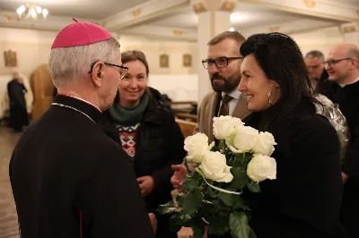W liturgiczne wspomnienie św. Jana Apostoła (27 grudnia) w katedrze rzeszowskiej celebrowano Eucharystię, której przewodniczył bp Jan Wątroba. Mszę św. koncelebrował abp Edward Nowak, bp Edward Białogłowski, a także ok. 60 kapłanów, którzy wraz z przedstawicielami wspólnot, stowarzyszeń i instytucji modlili się w intencji Biskupa Rzeszowskiego z okazji jego imienin.
Homilię wygłosił ks. Janusz Kosior, proboszcz parafii pw. św. Jadwigi Królowej w Rzeszowie.
Na zakończenie Mszy św. bp Jan Wątroba podziękował za modlitwę i życzenia. 
fot. ks. Jakub Oczkowicz
