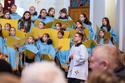 W niedzielę 11 stycznia 2026 r., na zakończenie rodzinnej Mszy Świętej o godz. 12.00, odbyło się uroczyste podsumowanie roku formacyjnego Liturgicznej Służby Ołtarza Katedry Rzeszowskiej.

Statuetkę Złotego Ministranta otrzymali Karol Kowalski oraz Dawid Pruchnicki.
Statuetkę Srebrnego Ministranta otrzymał Piotr Warzybok.
Statuetkę Brązowego Ministranta otrzymał Paweł Górka.

Wszystkim nagrodzonym serdecznie gratulujemy, a pozostałych ministrantów zachęcamy do dalszej, wytrwałej i gorliwej służby przy ołtarzu.

Serdecznie dziękujemy osobom i firmom wspierającym działalność Liturgicznej Służby Ołtarza:
– Państwu Jolancie i Sławomirowi Zawidlakom (Majstal – cięcie laserowe),
– Państwu Sylwii i Łukaszowi Kowalskim (drukowalscy.pl) za przygotowanie projektu i ufundowanie statuetek,
– Państwu Annie i Sławomirowi Wilkom (Matteo Travel – Biuro Podróży) za wsparcie finansowe, które umożliwia ministrantom nieodpłatne korzystanie z hali sportowej.

Wyrażamy wdzięczność wszystkim parafianom, którzy w uroczystość Objawienia Pańskiego zakupili „kadzidło”, wspierając w ten sposób Fundusz Ministrancki.

Dziękujemy przede wszystkim ks. Pawłowi Wójcikowi za codzienną troskę, opiekę i formację Liturgicznej Służby Ołtarza.

Zapraszamy wszystkich chłopców, którzy chcieliby dołączyć do grona Liturgicznej Służby Ołtarza. Służba przy ołtarzu to piękna droga pogłębiania wiary, nauki odpowiedzialności oraz współtworzenia piękna liturgii.

Fot. Joanna Prasoł