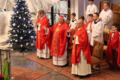 26 grudnia podczas Mszy Świętej o godz. 12.00 w Katedrze Rzeszowskiej posługę muzyczną podjął Katedralny Chór Chłopięco-Męski "Pueri Cantores Resovienses". Mszy Świętej przewodniczył bp Edward Białogłowski. Chórem dyrygowała Aleksandra Fiołek-Matuszewska. Ksiądz Biskup po Eucharystii tradycyjnie podzielił się z chórzystami opłatkiem.
fot. Patrycja Pelczar Reszko