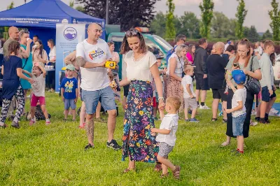 Od 3 do 9 czerwca 2024 r. w obchodzony był Tydzień Modlitw o Świętość Małżeństw i Rodzin, który przebiegał pod hasłem „Rodzinami do Maryi”. Zwieńczeniem tego tygodnia był Dzień Świętości Małżeństw i Rodzin zorganizowany przez Duszpasterstwo Rodzin Diecezji Rzeszowskiej. Z tej racji w katedrze rzeszowskiej odprawiono Mszę św., której przewodniczył bp Edward Białogłowski. W koncelebrze wzięło udział 10 kapłanów. Eucharystia zgromadziła małżeństwa i rodziny, pośród których szczególną grupę stanowiło 150 małżeństw, które w tym roku przeżywają 50. rocznicę zawarcia sakramentu małżeństwa. Po zakończeniu liturgii 150 małżeństw, które przeżywają w tym roku 50. rocznicę zawarcia sakramentu małżeństwa otrzymało okolicznościowe pismo podpisane przez bp. Jana Wątrobę. Kolejnym punktem obchodów Dnia Świętości Małżeństw i Rodzin był Piknik Rodzinny zorganizowany w Parku Papieskim. fot. Tadeusz Poźniak