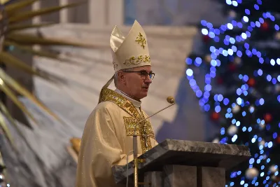 Uroczystej liturgii w uroczystość Objawienia Pańskiego w katedrze rzeszowskiej przewodniczył bp Jan Wątroba. W koncelebrze wziął udział bp Kazimierz Górny oraz kilkudziesięciu kapłanów. Szczególną intencją Eucharystii była modlitwa za bp. Kazimierza Górnego, obchodzącego 40. rocznicę sakry biskupiej oraz za bp. Edwarda Białogłowskiego, który święcenia biskupie przyjął 37 lat temu.
Na początku liturgii przedstawiciele parafii przekazali życzenia Biskupom Seniorom. Po odczytaniu Ewangelii, zgodnie z dawnym zwyczajem, wygłoszono Anuncjacę, czyli ogłoszenie dat Świąt Paschalnych i innych świąt ruchomych w bieżącym roku liturgicznym. Obrzęd ten ma na celu przypomnienie, że całe życie chrześcijanina i liturgia Kościoła, zmierzają ku najważniejszej tajemnicy, Paschy Chrystusa. Podczas liturgii, zgodnie ze świątecznym zwyczajem, pobłogosławiono kredę i kadzidło.
Na zakończenie Mszy św. bp Kazimierz Górny podziękował uczestnikom liturgii za wspólną modlitwę i przekazane życzenia. fot. ks. Jakub Oczkowicz