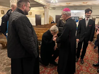 W liturgiczne wspomnienie św. Jana Apostoła (27.12.) w katedrze rzeszowskiej celebrowano Eucharystię, której przewodniczył bp Jan Wątroba. Mszę św. koncelebrował bp Edward Białogłowski, a także ok. 60 kapłanów, którzy wraz z przedstawicielami wspólnot, stowarzyszeń i instytucji modlili się w intencji Biskupa Rzeszowskiego z okazji jego imienin. Homilię wygłosił ks. Tomasz Nowak, proboszcz parafii pw. Świętego Krzyża w Rzeszowie, który pełni również funkcję dziekana dekanatu Rzeszów-Fara oraz wicedyrektora Katolickiego Radia Via. Na zakończenie Mszy św. bp Jan Wątroba podziękował za modlitwę i życzenia.