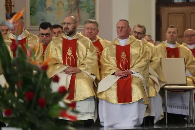 „Eucharystia powinna nas prowadzić do odkrycia kapłańskiej misji Ludu Bożego, kapłańskiej misji każdego z nas” – powiedział Biskup Rzeszowski podczas Mszy Wieczerzy Pańskiej, której przewodniczył w katedrze rzeszowskiej w Wielki Czwartek, 2 kwietnia 2026 r.

Podczas uroczystej liturgii Wielkiego Czwartku w katedrze rzeszowskiej, której przewodniczył bp Jan Wątroba, wierni zostali zaproszeni do refleksji nad tajemnicą Eucharystii, kapłaństwa oraz powołania całego Ludu Bożego do udziału w misji Chrystusa. Na zakończenie homilii biskup zachęcił do szczególnej modlitwy za kapłanów, zwłaszcza tych przeżywających trudności i kryzysy. „Panie Jezu, dobry pasterzu i towarzyszu wędrówki, dziś powierzamy Ci wszystkich kapłanów, ale zwłaszcza tych, którzy przechodzą chwilę kryzysu” – powiedział Biskup Rzeszowski. Wezwał także wspólnotę wiernych do troski o kapłanów poprzez modlitwę, życzliwość i wsparcie.

Wielkoczwartkowa liturgia w katedrze rzeszowskiej stała się nie tylko dziękczynieniem za dar Eucharystii i kapłaństwa, ale także wezwaniem do odnowienia świadomości odpowiedzialności każdego wiernego za życie Kościoła i świadectwo wiary w świecie. fot. ks. Jakub Oczkowicz