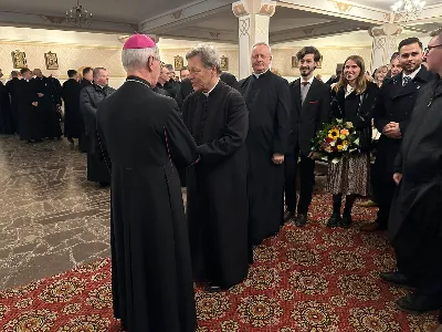 W liturgiczne wspomnienie św. Jana Apostoła (27.12.) w katedrze rzeszowskiej celebrowano Eucharystię, której przewodniczył bp Jan Wątroba. Mszę św. koncelebrował bp Edward Białogłowski, a także ok. 60 kapłanów, którzy wraz z przedstawicielami wspólnot, stowarzyszeń i instytucji modlili się w intencji Biskupa Rzeszowskiego z okazji jego imienin. Homilię wygłosił ks. Tomasz Nowak, proboszcz parafii pw. Świętego Krzyża w Rzeszowie, który pełni również funkcję dziekana dekanatu Rzeszów-Fara oraz wicedyrektora Katolickiego Radia Via. Na zakończenie Mszy św. bp Jan Wątroba podziękował za modlitwę i życzenia.