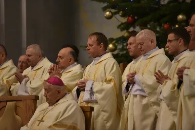 W liturgiczne wspomnienie św. Jana Apostoła (27 grudnia) w katedrze rzeszowskiej celebrowano Eucharystię, której przewodniczył bp Jan Wątroba. Mszę św. koncelebrował abp Edward Nowak, bp Edward Białogłowski, a także ok. 60 kapłanów, którzy wraz z przedstawicielami wspólnot, stowarzyszeń i instytucji modlili się w intencji Biskupa Rzeszowskiego z okazji jego imienin.
Homilię wygłosił ks. Janusz Kosior, proboszcz parafii pw. św. Jadwigi Królowej w Rzeszowie.
Na zakończenie Mszy św. bp Jan Wątroba podziękował za modlitwę i życzenia. 
fot. ks. Jakub Oczkowicz
