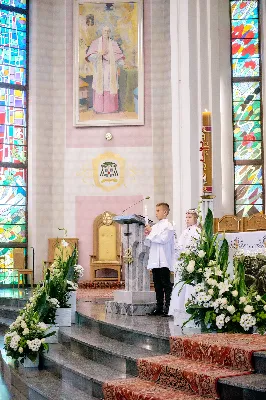 Maj to dla wielu najpiękniejszy miesiąc w roku. W liturgii Kościoła szczególnie wtedy czcimy Maryję oraz radujemy się ze Zmartwychwstania Pańskiego.
W niedzielę 12 maja w naszej Katedrze dzieci z klas III doświadczyły równie wielkiej radości po raz pierwszy w pełni uczestnicząc we Mszy Świętej. To niezwykłe spotkanie z Chrystusem w Komunii Świętej zostało poprzedzone przygotowaniem poprzez katechezy w szkole i spotkania w parafii, a także spowiedzią.
Poprzez niedzielną Eucharystie o godz. 12.00 celebrowaną przez ks. Krzysztofa Gołąbka, proboszcza naszej Katedry, 78 dzieci rozpoczęło wielką przygodę z Jezusem ukrytym w Najświętszym Sakramencie. Towarzyszyli im rodzice, którzy wraz ze swoimi dziećmi przygotowywali się do tego wydarzenia, a także najbliższa rodzina. Posługę w liturgii Mszy Świętej pełniły dzieci pierwszokomunijne oraz ich rodzice.
Wielka radość serc dzieci komunijnych promieniowała na wszystkich uczestników Mszy Świętej i przypominała zebranym na liturgii, że spotkanie z Jezusem Eucharystycznym to przywilej i wielkie szczęście. Czas tej wielkiej radości został przedłużony przez „Biały Tydzień”, w którym dzieci uczestniczyły w wieczornej Eucharystii, przyjmując Jezusa do swoich serc. 
Wszystkim dzieciom, które w tym roku przeżywały swoją Pierwszą Komunię Świętą, życzymy, aby nie gasł w nich zapał do poznawania Jezusa i Jego nauki, a radość, jaka towarzyszyła tym dniom, była nieodłączną towarzyszką ich spotkań z Jezusem w Eucharystii. A s. Julicie i ks. Julianowi dziękujemy za serce włożone w przygotowanie dzieci do tego wielkiego wydarzenia.
 
fot. Fotografia-64 Wacław Patro