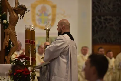 Uroczystej liturgii w uroczystość Objawienia Pańskiego w katedrze rzeszowskiej przewodniczył bp Jan Wątroba. W koncelebrze wziął udział bp Kazimierz Górny oraz kilkudziesięciu kapłanów. Szczególną intencją Eucharystii była modlitwa za bp. Kazimierza Górnego, obchodzącego 40. rocznicę sakry biskupiej oraz za bp. Edwarda Białogłowskiego, który święcenia biskupie przyjął 37 lat temu.
Na początku liturgii przedstawiciele parafii przekazali życzenia Biskupom Seniorom. Po odczytaniu Ewangelii, zgodnie z dawnym zwyczajem, wygłoszono Anuncjacę, czyli ogłoszenie dat Świąt Paschalnych i innych świąt ruchomych w bieżącym roku liturgicznym. Obrzęd ten ma na celu przypomnienie, że całe życie chrześcijanina i liturgia Kościoła, zmierzają ku najważniejszej tajemnicy, Paschy Chrystusa. Podczas liturgii, zgodnie ze świątecznym zwyczajem, pobłogosławiono kredę i kadzidło.
Na zakończenie Mszy św. bp Kazimierz Górny podziękował uczestnikom liturgii za wspólną modlitwę i przekazane życzenia. fot. ks. Jakub Oczkowicz