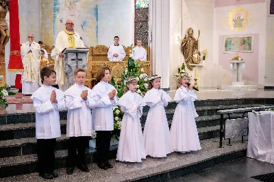 Maj to dla wielu najpiękniejszy miesiąc w roku. W liturgii Kościoła szczególnie wtedy czcimy Maryję oraz radujemy się ze Zmartwychwstania Pańskiego.
W niedzielę 12 maja w naszej Katedrze dzieci z klas III doświadczyły równie wielkiej radości po raz pierwszy w pełni uczestnicząc we Mszy Świętej. To niezwykłe spotkanie z Chrystusem w Komunii Świętej zostało poprzedzone przygotowaniem poprzez katechezy w szkole i spotkania w parafii, a także spowiedzią.
Poprzez niedzielną Eucharystie o godz. 12.00 celebrowaną przez ks. Krzysztofa Gołąbka, proboszcza naszej Katedry, 78 dzieci rozpoczęło wielką przygodę z Jezusem ukrytym w Najświętszym Sakramencie. Towarzyszyli im rodzice, którzy wraz ze swoimi dziećmi przygotowywali się do tego wydarzenia, a także najbliższa rodzina. Posługę w liturgii Mszy Świętej pełniły dzieci pierwszokomunijne oraz ich rodzice.
Wielka radość serc dzieci komunijnych promieniowała na wszystkich uczestników Mszy Świętej i przypominała zebranym na liturgii, że spotkanie z Jezusem Eucharystycznym to przywilej i wielkie szczęście. Czas tej wielkiej radości został przedłużony przez „Biały Tydzień”, w którym dzieci uczestniczyły w wieczornej Eucharystii, przyjmując Jezusa do swoich serc. 
Wszystkim dzieciom, które w tym roku przeżywały swoją Pierwszą Komunię Świętą, życzymy, aby nie gasł w nich zapał do poznawania Jezusa i Jego nauki, a radość, jaka towarzyszyła tym dniom, była nieodłączną towarzyszką ich spotkań z Jezusem w Eucharystii. A s. Julicie i ks. Julianowi dziękujemy za serce włożone w przygotowanie dzieci do tego wielkiego wydarzenia.
 
fot. Fotografia-64 Wacław Patro