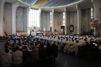 „Eucharystia powinna nas prowadzić do odkrycia kapłańskiej misji Ludu Bożego, kapłańskiej misji każdego z nas” – powiedział Biskup Rzeszowski podczas Mszy Wieczerzy Pańskiej, której przewodniczył w katedrze rzeszowskiej w Wielki Czwartek, 2 kwietnia 2026 r.

Podczas uroczystej liturgii Wielkiego Czwartku w katedrze rzeszowskiej, której przewodniczył bp Jan Wątroba, wierni zostali zaproszeni do refleksji nad tajemnicą Eucharystii, kapłaństwa oraz powołania całego Ludu Bożego do udziału w misji Chrystusa. Na zakończenie homilii biskup zachęcił do szczególnej modlitwy za kapłanów, zwłaszcza tych przeżywających trudności i kryzysy. „Panie Jezu, dobry pasterzu i towarzyszu wędrówki, dziś powierzamy Ci wszystkich kapłanów, ale zwłaszcza tych, którzy przechodzą chwilę kryzysu” – powiedział Biskup Rzeszowski. Wezwał także wspólnotę wiernych do troski o kapłanów poprzez modlitwę, życzliwość i wsparcie.

Wielkoczwartkowa liturgia w katedrze rzeszowskiej stała się nie tylko dziękczynieniem za dar Eucharystii i kapłaństwa, ale także wezwaniem do odnowienia świadomości odpowiedzialności każdego wiernego za życie Kościoła i świadectwo wiary w świecie. fot. ks. Jakub Oczkowicz