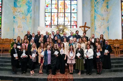 Ubogacenie duchowe, wyjątkowe opracowania pieśni, nowa wiedza o muzyce w liturgii i otwarta, domowa atmosfera – tak pierwszy weekend października wspominają uczestnicy Warsztatów Muzyki Liturgicznej „Na dobry początek” zorganizowanych przy Katedrze Rzeszowskiej.

Warsztaty odbywające się od 4 do 6 października zorganizowała Katedralna Schola Liturgiczna na czele z koordynatorem ks. Julianem Wybrańcem – wikariuszem parafii katedralnej w Rzeszowie. Było to pierwsze tego typu wydarzenie w historii rzeszowskiej parafii Najświętszego Serca Pana Jezusa. W warsztatach wzięło udział ponad 50 osób z całej Polski, w różnym wieku i z różnym doświadczeniem muzycznym; zarówno wieloletni chórzyści i muzycy, prowadzący schole, członkowie wspólnot i grup parafialnych, jak i śpiewający zwyczajnie zainteresowani muzyką liturgiczną.

Prowadzącym warsztaty był Wiktor Lorens – kompozytor, dyrygent i aranżer, absolwent Akademii Muzycznej w Krakowie, prowadzący zespół wokalny adFontem przy jasielskim sanktuarium św. Antoniego, współpracujący z chórami i zespołami wokalno-instrumentalnymi w Polsce. Za opiekę duchową oraz współprowadzenie prób w sekcjach głosowych odpowiedzialny był o. Sylwester Kurzyna OFMConv, franciszkanin obecnie posługujący w Jaśle.

Wydarzenie rozpoczęło się w piątkowe popołudnie rejestracją uczestników, rozśpiewaniem oraz rozczytaniem pierwszych utworów w głosach i łączeniem ich w chórze. Najintensywniejsza praca miała miejsce w sobotę, kiedy chórzyści pod opieką Wiktora szlifowali warsztat wokalny i emisję głosu, opierając się na przygotowanych pieśniach, oraz ćwiczyli utwory na niedzielną Mszę Świętą. W repertuarze znalazły się głównie pieśni w ciekawych opracowaniach Wiktora Lorensa, jak „Źródło życia”, „Różańcowa Pani nieba ziemi”, „Maria Regina mundi” czy „Pozdrowienie błogosławionej Dziewicy Maryi”.

Nie zabrakło troski o stronę duchową. Uczestnicy mieli okazję wysłuchać konferencji o. Sylwestra, skorzystać z sakramentu pokuty oraz wziąć udział we wspólnych modlitwach. A ponieważ obok ducha ważne jest też ciało, w przerwach przy wspólnej herbacie i kawie można było nieco odpocząć, nawiązać nowe znajomości i bliżej się poznać.

Punktem kulminacyjnym warsztatów była niedzielna Msza Święta o godz. 12:00, podczas której uczestnicy podzielili się owocami przeżytego czasu poprzez śpiew w czasie liturgii oraz krótki koncert po jej zakończeniu.

Jedną z przewodnich myśli organizatorów warsztatów była sentencja, iż w każdym działaniu najważniejszy jest początek. Warsztaty Muzyki Liturgicznej przy Katedrze Rzeszowskiej z pewnością były ubogacającym czasem, który wyrył w uczestnikach nie tylko wyjątkowe wspomnienia, ale również motywację do działania, dołączenia do wspólnoty czy wzbogacenia repertuaru o nowo poznane pieśni w działających przy parafiach uczestników scholach i chórach. Niech Bóg będzie uwielbiony za ten październikowy weekend przepełniony muzyką i modlitwą.

Angelika Karnasiewicz

fot. Łukasz Lewandowski