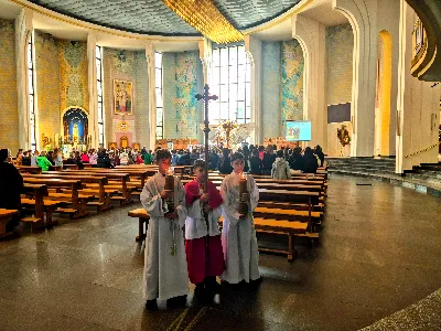 Od środy do piątku (18-20 marca 2026 r.) w Katedrze Rzeszowskiej odbyły się rekolekcje wielkopostne dla dzieci i młodzieży ze Szkoła Podstawowa nr 23 im. Jana Pawła II w Rzeszowie.
Spotkania prowadził ks. Mateusz Mądro - wikariusz z parafii pw. Matki Bożej Różańcowej w Rzeszowie, który dzielił się z uczniami Ewangelią i wartościami duchowego życia.
Składamy serdeczne Bóg zapłać dyrekcji, nauczycielom, opiekunom, uczniom oraz wszystkim, którzy przyczynili się do organizacji tych dni – szczególnie ks. Mateuszowi za jego obecność, świadectwo i serce otwarte na młodych.