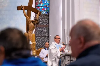 Tegoroczne czerwcowe Nabożeństwo Fatimskie rozpoczęło się o godz. 18:30 odśpiewaniem Litanii do Najświętszego Serca Pana Jezusa oraz przedstawieniem próśb i podziękowań do Matki Bożej Fatimskiej. O godz. 19:00 miała miejsce uroczysta Msza Święta, której przewodniczył i homilię wygłosił ks. Tadeusz Pindara - proboszcz parafii Matki Bożej Częstochowskiej z Rzeszowa (Drabinianka). Ze względu na niekorzystne warunki atmosferyczne zrezygnowano z procesji z figurą Matki Bożej i relikwiami dzieci fatimskich, która tradycyjnie odbywa się na placu przed katedrą. Wierni składali swoje intencje przy figurze Matki Bożej Fatimskiej w modlitwie różańcowej, którą poprowadzili przedstawiciele parafii pw. Miłosierdzia Bożego w Rzeszowie wraz z ks. Tomaszem Baciem – proboszczem tejże parafii. W posługę muzyczną podczas Eucharystii włączył się chór „Alba Cantans” pod dyrekcją Kornelii Ignas z parafii pw. Bożego Miłosierdzia w Rzeszowie oraz orkiestra dęta prowadzona przez Tadeusza Cielaka. Wieczór poświęcony Matce Bożej Fatimskiej zakończyło wspólne odśpiewanie Apelu Jasnogórskiego, po którym jeszcze przez godzinę trwała adoracja Najświętszego Sakramentu. Uroczystość w katedrze licznie zgromadziła wiernych czcicieli Matki Bożej Fatimskiej. Kolejne Nabożeństwa Fatimskie odbędą się w każdy 13. dzień miesiąca do października i będą transmitowane przez Katolickie Radio VIA. fot. Joanna Prasoł