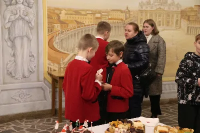 W drugi dzień oktawy Narodzenia Pańskiego o godz. 12.00 w Rzeszowskiej Katedrze została odprawiona uroczysta Eucharystia ku czci św. Szczepana, pierwszego męczennika oraz odbyło się spotkanie opłatkowe Katedralnego Chóru Chłopięco-Męskiego „Pueri Cantores Resovienses”. Eucharystii przewodniczył bp Edward Białogłowski – biskupa pomocniczy senior, a w koncelebrze uczestniczyli ks. Krzysztof Gołąbek – prepozyt kapituły katedralnej i proboszcz Katedry oraz ks. Paweł Matuszewski – notariusz rzeszowskiej Kurii. Kolędy podczas liturgii wykonał Katedralny Chór Chłopięco-Męski „Pueri Cantores Resovienses” pod dyrekcją pani Aleksandry Fiołek-Matuszewskiej. Po Eucharystii, w sali papieskiej odbyło się spotkanie opłatkowe katedralnego chóru. Życzenia błogosławieństwa Bożego od Nowonarodzonego Chrystusa złożył bp Edward Białogłowski. W tradycyjnym przełamaniu opłatkiem, oprócz koncelebrujących Mszę Świętą księży, uczestniczyli: pani Aleksandra Fiołek-Matuszewska – dyrygent chóru, pan Ryszard Bieniek – prezes chóru, ks. Julian Wybraniec, duszpasterz chóru z ramienia Biskupa Rzeszowskiego Jana Wątroby, członkowie zarządu chóru oraz rodzice chórzystów. Fot. Patrycja Pelczar Reszko