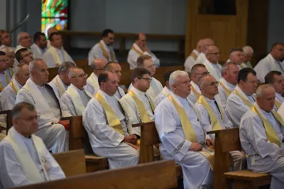 Duchowni diecezji rzeszowskiej spotkali się 8 czerwca 2024 r. w katedrze rzeszowskiej z racji dnia modlitw o uświęcenie kapłanów. Konferencję duchową wygłosiła s. Anna Maria Pudełko, psychopedagog powołania. Mszy św. koncelebrowanej przez ponad 200 kapłanów przewodniczył bp Jan Wątroba. fot. ks. Jakub Oczkowicz