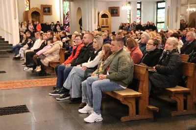 W niedzielę, 16 listopada, w Katedrze pw. Najświętszego Serca Pana Jezusa w Rzeszowie odbyła się uroczysta Msza Święta z okazji jubileuszu 40-lecia Katedralnego Chóru Chłopięco-Męskiego „Pueri Cantores Resovienses”. Eucharystii przewodniczył ks. Krzysztof Gołąbek, proboszcz Katedry.

Pod batutą Aleksandry Fiołek-Matuszewskiej oraz chórzysty Marcelego Kyca chór wykonał kilka utworów ze swojego repertuaru, wypełniając Katedrę pięknem muzyki sakralnej.

Wyjątkowym momentem było przyjęcie dziesięciu chłopców do grona chórzystów. W asyście prezesa chóru, Ryszarda Bieńka, młodzi śpiewacy złożyli uroczyste przyrzeczenie godnego reprezentowania chóru, Katedry Rzeszowskiej i miasta.

Radość przeżywały także dzieci przygotowujące się do I Komunii Świętej, które podczas Mszy Świętej otrzymały swoje pierwsze modlitewniki. W homilii ks. Julian Wybraniec, duszpasterz chóru z ramienia bpa Jana Wątroby, przypomniał o znaczeniu modlitewnika w życiu każdego chrześcijanina.

Przed nami kolejna uroczystość! Już 24 listopada o godz. 18.00 w Instytucie Teologiczno-Pastoralnym w Rzeszowie odbędzie się wyjątkowy koncert jubileuszowy. 

fot. Patrycja Pelczar Reszko