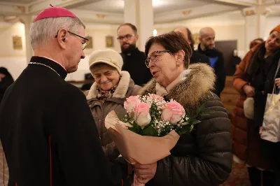 W liturgiczne wspomnienie św. Jana Apostoła (27 grudnia) w katedrze rzeszowskiej celebrowano Eucharystię, której przewodniczył bp Jan Wątroba. Mszę św. koncelebrował abp Edward Nowak, bp Edward Białogłowski, a także ok. 60 kapłanów, którzy wraz z przedstawicielami wspólnot, stowarzyszeń i instytucji modlili się w intencji Biskupa Rzeszowskiego z okazji jego imienin.
Homilię wygłosił ks. Janusz Kosior, proboszcz parafii pw. św. Jadwigi Królowej w Rzeszowie.
Na zakończenie Mszy św. bp Jan Wątroba podziękował za modlitwę i życzenia. 
fot. ks. Jakub Oczkowicz
