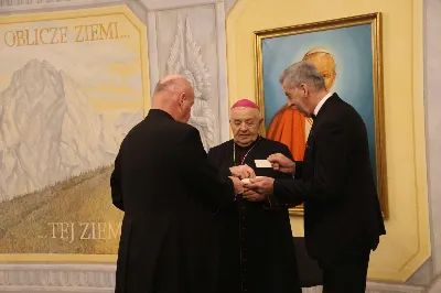 W drugi dzień oktawy Narodzenia Pańskiego o godz. 12.00 w Rzeszowskiej Katedrze została odprawiona uroczysta Eucharystia ku czci św. Szczepana, pierwszego męczennika oraz odbyło się spotkanie opłatkowe Katedralnego Chóru Chłopięco-Męskiego „Pueri Cantores Resovienses”. Eucharystii przewodniczył bp Edward Białogłowski – biskupa pomocniczy senior, a w koncelebrze uczestniczyli ks. Krzysztof Gołąbek – prepozyt kapituły katedralnej i proboszcz Katedry oraz ks. Paweł Matuszewski – notariusz rzeszowskiej Kurii. Kolędy podczas liturgii wykonał Katedralny Chór Chłopięco-Męski „Pueri Cantores Resovienses” pod dyrekcją pani Aleksandry Fiołek-Matuszewskiej. Po Eucharystii, w sali papieskiej odbyło się spotkanie opłatkowe katedralnego chóru. Życzenia błogosławieństwa Bożego od Nowonarodzonego Chrystusa złożył bp Edward Białogłowski. W tradycyjnym przełamaniu opłatkiem, oprócz koncelebrujących Mszę Świętą księży, uczestniczyli: pani Aleksandra Fiołek-Matuszewska – dyrygent chóru, pan Ryszard Bieniek – prezes chóru, ks. Julian Wybraniec, duszpasterz chóru z ramienia Biskupa Rzeszowskiego Jana Wątroby, członkowie zarządu chóru oraz rodzice chórzystów. Fot. Patrycja Pelczar Reszko