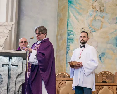 W V Niedzielę Wielkiego Postu, podczas Mszy Świętej o godz. 12:00, ks. Krzysztof Gołąbek – proboszcz naszej Katedry, przyjął do grona Liturgicznej Służby Ołtarza siedmiu nowych ministrantów.  Po odpowiednim przygotowaniu, pod czujnym okiem ks. Pawła Wójcika oraz animatorów Adama i Miłosza, chłopcy otrzymali stopień ministranta choralisty – po raz pierwszy założyli kołnierzyki i otrzymali legitymacje ministranckie. To wyjątkowy moment i ogromna radość dla naszej wspólnoty! Podczas Mszy Świętej zaśpiewała Dziewczęca Schola Katedralna. Serdecznie gratulujemy chłopcom odwagi oraz życzymy wytrwałości w tej pięknej służbie przy Ołtarzu Pana Jezusa. Jeśli chcesz dołączyć do grona ministrantów – serdecznie zapraszamy! Zainteresowanych prosimy o kontakt z ks. Pawłem Wójcikiem.
fot. Antoni Ważny