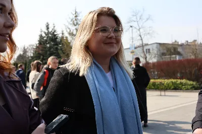 „Eucharystia powinna nas prowadzić do odkrycia kapłańskiej misji Ludu Bożego, kapłańskiej misji każdego z nas” – powiedział Biskup Rzeszowski podczas Mszy Wieczerzy Pańskiej, której przewodniczył w katedrze rzeszowskiej w Wielki Czwartek, 2 kwietnia 2026 r.

Podczas uroczystej liturgii Wielkiego Czwartku w katedrze rzeszowskiej, której przewodniczył bp Jan Wątroba, wierni zostali zaproszeni do refleksji nad tajemnicą Eucharystii, kapłaństwa oraz powołania całego Ludu Bożego do udziału w misji Chrystusa. Na zakończenie homilii biskup zachęcił do szczególnej modlitwy za kapłanów, zwłaszcza tych przeżywających trudności i kryzysy. „Panie Jezu, dobry pasterzu i towarzyszu wędrówki, dziś powierzamy Ci wszystkich kapłanów, ale zwłaszcza tych, którzy przechodzą chwilę kryzysu” – powiedział Biskup Rzeszowski. Wezwał także wspólnotę wiernych do troski o kapłanów poprzez modlitwę, życzliwość i wsparcie.

Wielkoczwartkowa liturgia w katedrze rzeszowskiej stała się nie tylko dziękczynieniem za dar Eucharystii i kapłaństwa, ale także wezwaniem do odnowienia świadomości odpowiedzialności każdego wiernego za życie Kościoła i świadectwo wiary w świecie. fot. ks. Jakub Oczkowicz