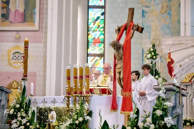 Maj to dla wielu najpiękniejszy miesiąc w roku. W liturgii Kościoła szczególnie wtedy czcimy Maryję oraz radujemy się ze Zmartwychwstania Pańskiego.
W niedzielę 12 maja w naszej Katedrze dzieci z klas III doświadczyły równie wielkiej radości po raz pierwszy w pełni uczestnicząc we Mszy Świętej. To niezwykłe spotkanie z Chrystusem w Komunii Świętej zostało poprzedzone przygotowaniem poprzez katechezy w szkole i spotkania w parafii, a także spowiedzią.
Poprzez niedzielną Eucharystie o godz. 12.00 celebrowaną przez ks. Krzysztofa Gołąbka, proboszcza naszej Katedry, 78 dzieci rozpoczęło wielką przygodę z Jezusem ukrytym w Najświętszym Sakramencie. Towarzyszyli im rodzice, którzy wraz ze swoimi dziećmi przygotowywali się do tego wydarzenia, a także najbliższa rodzina. Posługę w liturgii Mszy Świętej pełniły dzieci pierwszokomunijne oraz ich rodzice.
Wielka radość serc dzieci komunijnych promieniowała na wszystkich uczestników Mszy Świętej i przypominała zebranym na liturgii, że spotkanie z Jezusem Eucharystycznym to przywilej i wielkie szczęście. Czas tej wielkiej radości został przedłużony przez „Biały Tydzień”, w którym dzieci uczestniczyły w wieczornej Eucharystii, przyjmując Jezusa do swoich serc. 
Wszystkim dzieciom, które w tym roku przeżywały swoją Pierwszą Komunię Świętą, życzymy, aby nie gasł w nich zapał do poznawania Jezusa i Jego nauki, a radość, jaka towarzyszyła tym dniom, była nieodłączną towarzyszką ich spotkań z Jezusem w Eucharystii. A s. Julicie i ks. Julianowi dziękujemy za serce włożone w przygotowanie dzieci do tego wielkiego wydarzenia.
 
fot. Fotografia-64 Wacław Patro