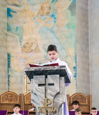 W V Niedzielę Wielkiego Postu, podczas Mszy Świętej o godz. 12:00, ks. Krzysztof Gołąbek – proboszcz naszej Katedry, przyjął do grona Liturgicznej Służby Ołtarza siedmiu nowych ministrantów.  Po odpowiednim przygotowaniu, pod czujnym okiem ks. Pawła Wójcika oraz animatorów Adama i Miłosza, chłopcy otrzymali stopień ministranta choralisty – po raz pierwszy założyli kołnierzyki i otrzymali legitymacje ministranckie. To wyjątkowy moment i ogromna radość dla naszej wspólnoty! Podczas Mszy Świętej zaśpiewała Dziewczęca Schola Katedralna. Serdecznie gratulujemy chłopcom odwagi oraz życzymy wytrwałości w tej pięknej służbie przy Ołtarzu Pana Jezusa. Jeśli chcesz dołączyć do grona ministrantów – serdecznie zapraszamy! Zainteresowanych prosimy o kontakt z ks. Pawłem Wójcikiem.
fot. Antoni Ważny