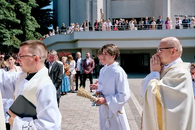 Maj to dla wielu najpiękniejszy miesiąc w roku. W liturgii Kościoła szczególnie wtedy czcimy Maryję oraz radujemy się ze Zmartwychwstania Pańskiego.
W niedzielę 12 maja w naszej Katedrze dzieci z klas III doświadczyły równie wielkiej radości po raz pierwszy w pełni uczestnicząc we Mszy Świętej. To niezwykłe spotkanie z Chrystusem w Komunii Świętej zostało poprzedzone przygotowaniem poprzez katechezy w szkole i spotkania w parafii, a także spowiedzią.
Poprzez niedzielną Eucharystie o godz. 12.00 celebrowaną przez ks. Krzysztofa Gołąbka, proboszcza naszej Katedry, 78 dzieci rozpoczęło wielką przygodę z Jezusem ukrytym w Najświętszym Sakramencie. Towarzyszyli im rodzice, którzy wraz ze swoimi dziećmi przygotowywali się do tego wydarzenia, a także najbliższa rodzina. Posługę w liturgii Mszy Świętej pełniły dzieci pierwszokomunijne oraz ich rodzice.
Wielka radość serc dzieci komunijnych promieniowała na wszystkich uczestników Mszy Świętej i przypominała zebranym na liturgii, że spotkanie z Jezusem Eucharystycznym to przywilej i wielkie szczęście. Czas tej wielkiej radości został przedłużony przez „Biały Tydzień”, w którym dzieci uczestniczyły w wieczornej Eucharystii, przyjmując Jezusa do swoich serc. 
Wszystkim dzieciom, które w tym roku przeżywały swoją Pierwszą Komunię Świętą, życzymy, aby nie gasł w nich zapał do poznawania Jezusa i Jego nauki, a radość, jaka towarzyszyła tym dniom, była nieodłączną towarzyszką ich spotkań z Jezusem w Eucharystii. A s. Julicie i ks. Julianowi dziękujemy za serce włożone w przygotowanie dzieci do tego wielkiego wydarzenia.
 
fot. Fotografia-64 Wacław Patro