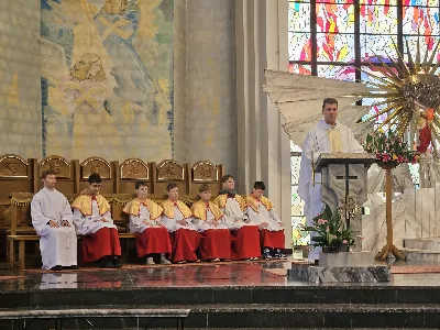 Przez trzy soboty z rzędu 12 ministrantów z naszego dekanatu uczestniczyło w kursie lektorskim. Kurs zorganizował ks. Paweł Wójcik - wikariusz katedralny. Podczas spotkań formacyjnych chłopcy mieli uświadomić sobie, jak odpowiedzialna jest ich rola. Prelegenci kładli nacisk na fakt, że ważne są nie tylko poprawna dykcja, właściwa postawa liturgiczna, ale także odpowiednie zachowanie w codziennym życiu. Na koniec kursu odbył się egzamin z poprawnego czytania przeprowadzony przez p. Euzebiusza Sławika, który od wielu lat prowadzi zajęcia fonetyczne z przyszłymi lektorami. Zwieńczeniem kursu była wspólna Eucharystia w Katedrze z udziałem księży opiekunów i rodziców. Dziękujemy wszystkim, którzy zaangażowali się w przeprowadzenie tego kursu: p. Euzebiuszowi, ks. Rafałowi, ks. Szczepanowi i ks. Julianowi – wikariuszom Katedry, oraz ks. Arkadiuszowi Królowi za wygłoszone słowo Boże podczas Eucharystii. Gratulujemy zarówno rodzicom jak i samym nowym lektorom mając nadzieję, że pełni zapału i chęci do pracy będą służyć w naszej wspólnocie poprzez proklamację słowa Bożego.